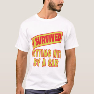 JAG ÖVERLEVDE ATT BLI SLÅ AV EN BIL TEE SHIRT