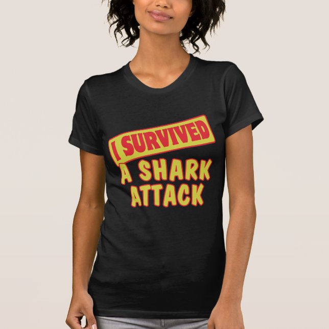 JAG ÖVERLEVDE EN SHARK ATTACK TEE SHIRT (Framsida)