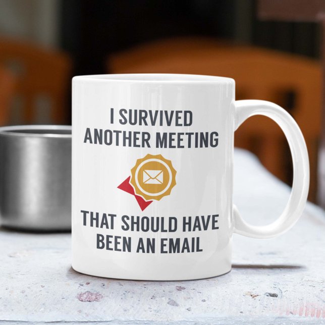 Jag Överlevde ett annat möte Kaffemugg (I survived another meeting that should have been an email mug)