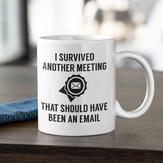 Jag Överlevde ett annat möte Kaffemugg (I Survived Another Meeting That Should Have Been An Email Mug)