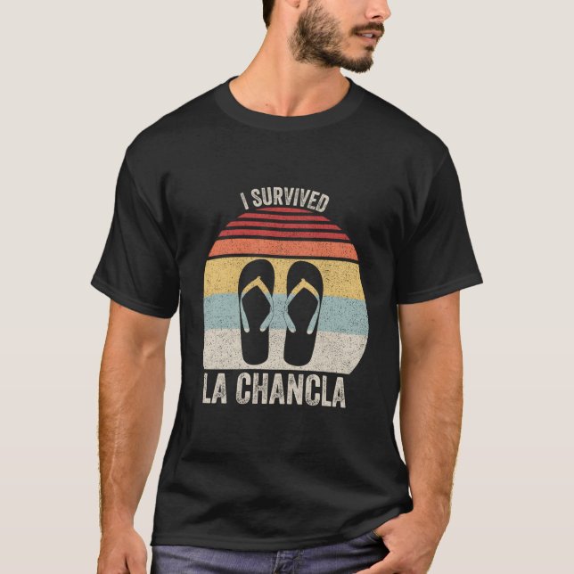 Jag Överlevde La Chancla Mexican Humor T Shirt (Framsida)