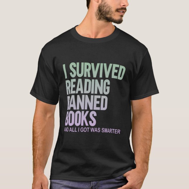 Jag Överlevde läsning av Bannad Bokar Bok Älskare  T Shirt (Framsida)