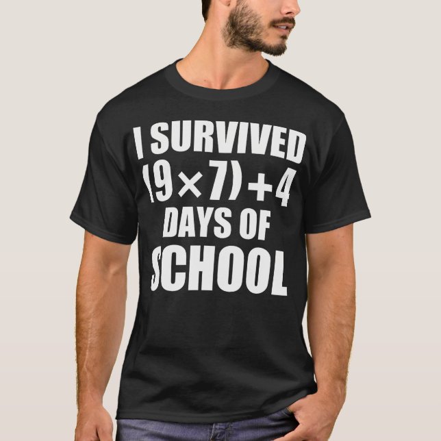 Jag överlevde matteekvation 67 skoldagar t shirt (Framsida)