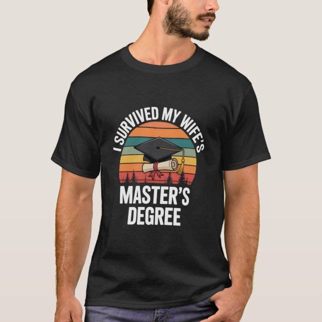 Jag överlevde min frus masterexamen t shirt (Framsida)