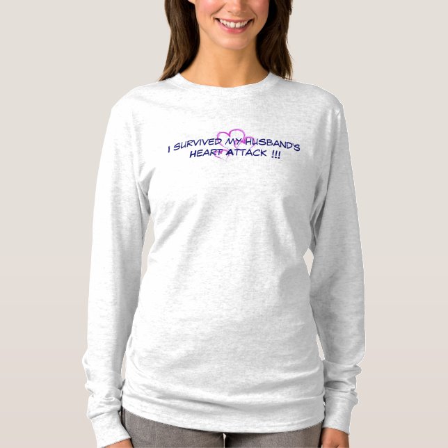 Jag överlevde min make hjärtaAttack. T-shirt (Framsida)