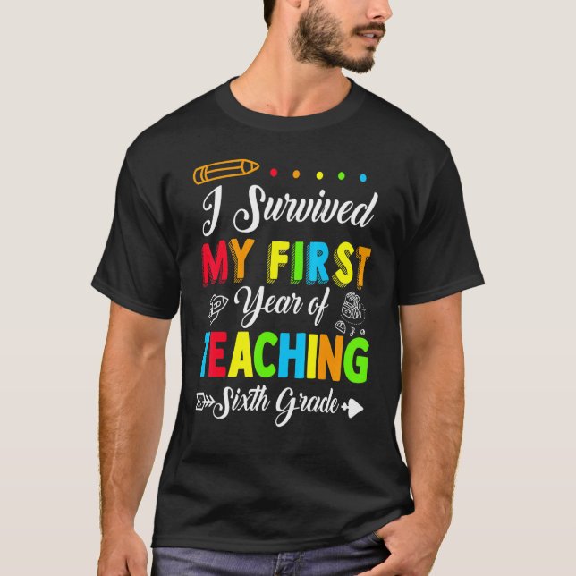 Jag Överlevde mitt första år att undervisa 6e Klas T Shirt (Framsida)