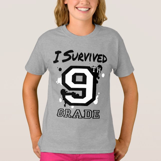 Jag Överlevde nionde Klass Girls T Shirt (Framsida)