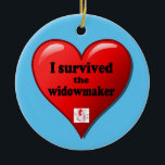 Jag Överlevde Widowmaker Julgransprydnad Keramik<br><div class="desc">Änkan är den allvarligaste hjärtinfarkt som läkarvetenskapen har dokumenterat,  eftersom det är en hundraprocentig blockering av den lämnat huvudkranskärlsartären.</div>