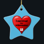 Jag Överlevde Widowmaker Julgransprydnad Keramik<br><div class="desc">Änkan är den allvarligaste hjärtinfarkt som läkarvetenskapen har dokumenterat,  eftersom det är en hundraprocentig blockering av den lämnat huvudkranskärlsartären.</div>