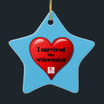 Jag Överlevde Widowmaker Julgransprydnad Keramik<br><div class="desc">Änkan är den allvarligaste hjärtinfarkt som läkarvetenskapen har dokumenterat,  eftersom det är en hundraprocentig blockering av den lämnat huvudkranskärlsartären.</div>