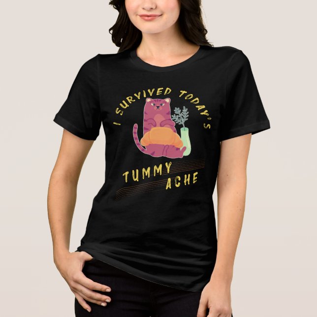 Jag Överlevt dagens Tummy Ache Cat T Shirt (Framsida)