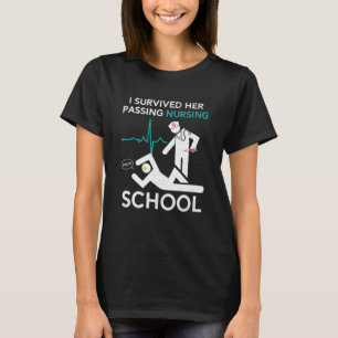 Jag Överlevt hennes sjuksköterskeskola Studenten F T Shirt