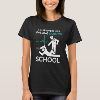 Jag Överlevt hennes sjuksköterskeskola Studenten F T Shirt