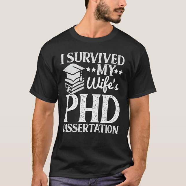 Jag Överlevt min frus PHD-dissertation Funny Citat T Shirt (Framsida)