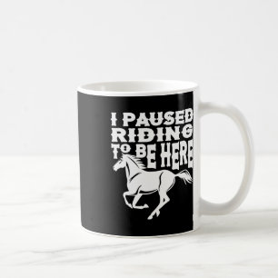 Jag pausar för att vara här på den berömda Horse R Kaffemugg