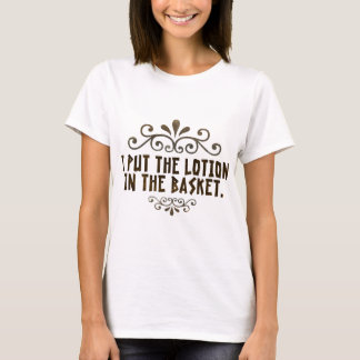 Jag placerar lotionen i basket t-shirt