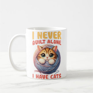 Jag Quiltar Aldrig Ensam Jag Har Katter Quiltälska Kaffemugg