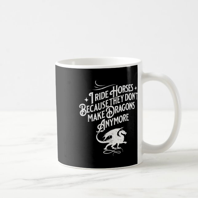 Jag rider hästar eftersom de inte gör drakar längr kaffemugg (Höger)