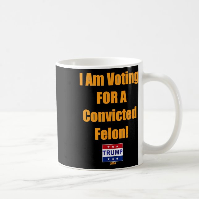 Jag röstar för en dömd felontrast 2024 kaffemugg (Höger)