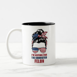 Jag Röstar På Den Dömde Brottslingen Pro Trump 202 Två-Tonad Mugg