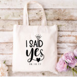 Jag sa ja Diamond & Heart, lägg till Förlovning Tygkasse<br><div class="desc">Jag sa ja till den framtida kommissionären med en charmerande typografi med en diamant som prickar i och ett litet hjärta under ja. Bröllop planerar typografi till säcken för att bruden ska vara. Bride att vara i säcken med jag sa ja i en svart typografi.</div>