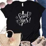 Jag sa ja, Funny Black Bachelorette T Shirt<br><div class="desc">En modern design för bruden. Det snabba ord säger " jag sade ja" och har ett hjärta. Den här skjortan syns säkert vid en bachelorette-händelse. Kan användas till repetitionsmiddag och med din bröllopsfest.</div>
