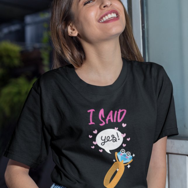 Jag Sa Ja Typografi Nyligen Engagerad Ring tecknad T Shirt (Skapare uppladdad)