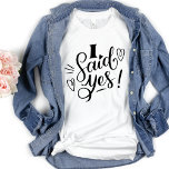Jag sa ja White Funny Bachelorette T Shirt<br><div class="desc">En modern design för bruden. Det snabba ord säger " jag sade ja" och har ett hjärta. Den här skjortan syns säkert vid en bachelorette-händelse. Kan användas till repetitionsmiddag och med din bröllopsfest.</div>