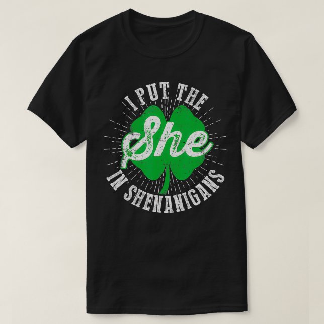Jag satte henne i de shenanigans underbara St Patr T Shirt (Design framsida)
