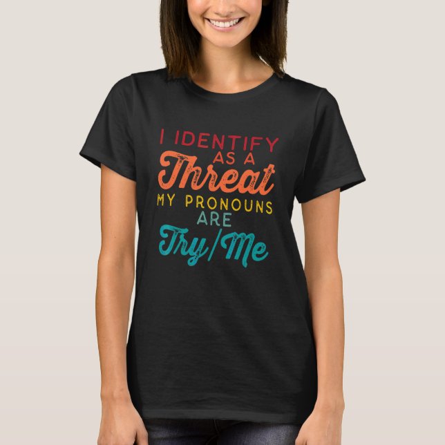 Jag ser mitt pronouns som ett hot... t shirt (Framsida)