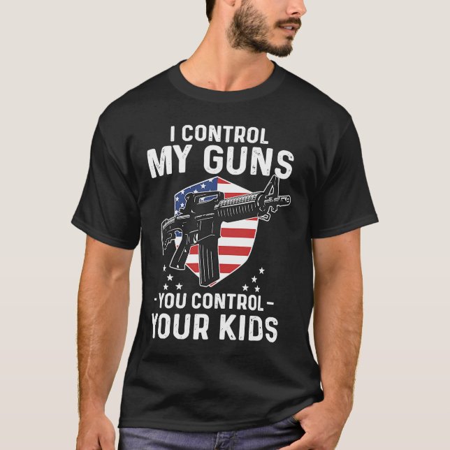 Jag ska kontrollera mina vapen.. Du kontrollerar d T Shirt (Framsida)