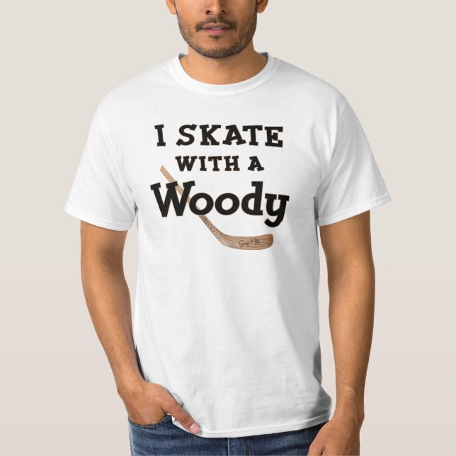 Jag Skate med en Woody Hockey Stick T-Shirt (Framsida)