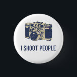 Jag skjuter folk fotografikamera knapp<br><div class="desc">Leende för kameran!  Underbar gåva eller tshirt för fotografer,  cameramen och kvinnor och de som uppskattar fotografi.</div>