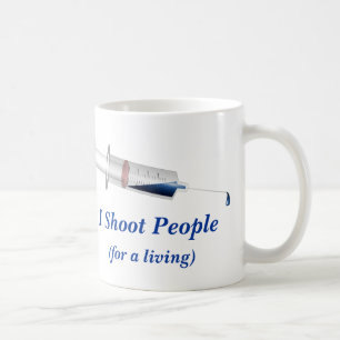 Jag skjuter folk sjuksköterskahumor kaffemugg