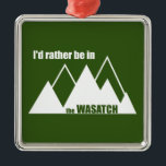 Jag skulle hellre vara i Wasatchbergen Julgransprydnad Metall<br><div class="desc">Utahs dramatiska Wasatch Mountain Range ligger stolt över dalarna till västern, skryter tusentals fot framträdande och innehåller det bästa skidåendet i Amerika!</div>