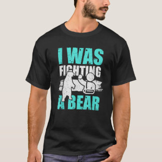 Jag slogs med en björn Roligt skämt om brutet ben T Shirt