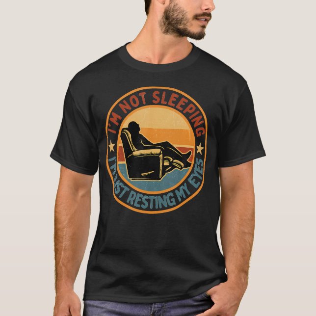 Jag sover inte, jag vilar bara mina ögon pappor t shirt (Framsida)