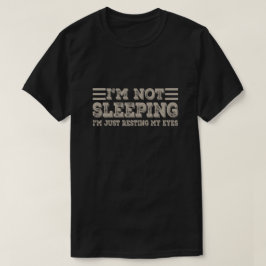 Jag sover inte, jag vilar bara mina ögon Roligt T Shirt