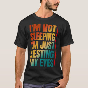 jag sover inte jag vilar bara ögonen t shirt