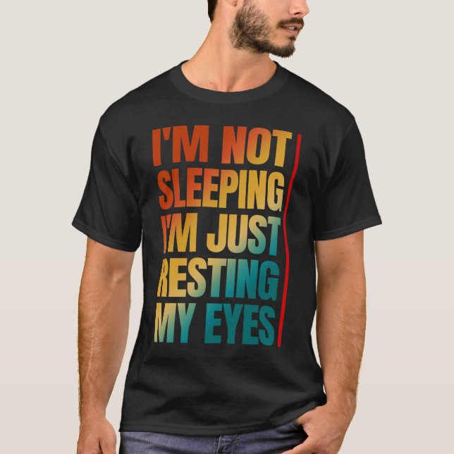 jag sover inte jag vilar bara ögonen t shirt (Framsida)