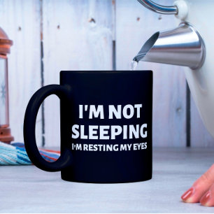 Jag sover inte och vilar på öga kaffemugg