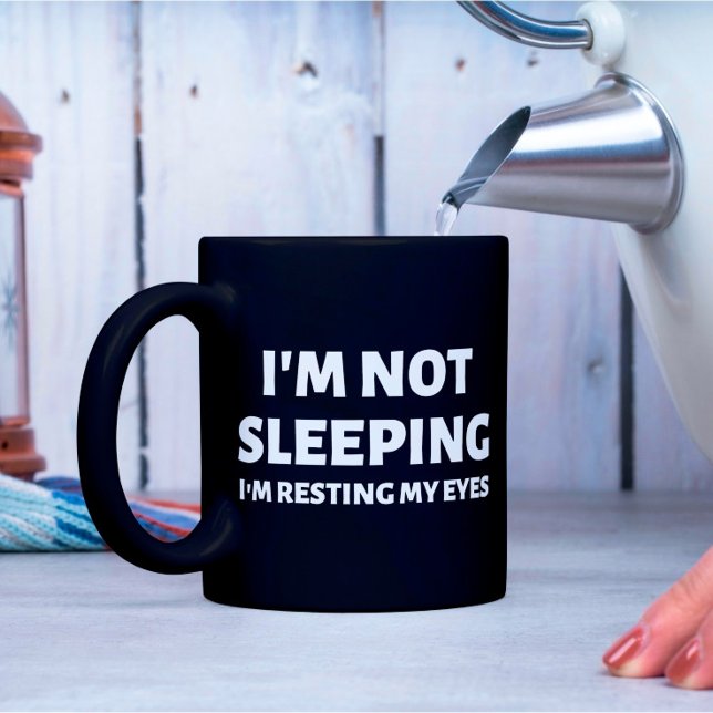 Jag sover inte och vilar på öga kaffemugg (Skapare uppladdad)
