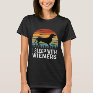 Jag sover med hjälp av Wiener, underbart Doxie Dac T Shirt