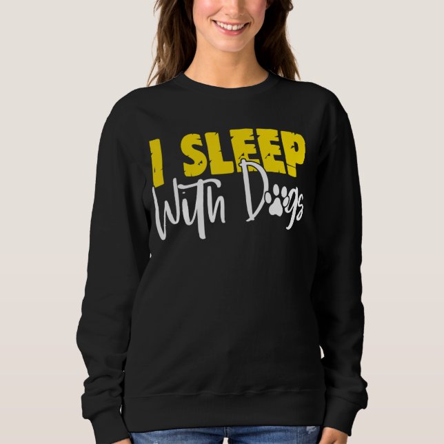Jag sover med Hundar Hund T Shirt (Framsida)