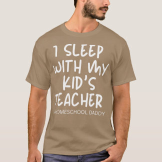 Jag sover med min barnlärare hemma i far t shirt