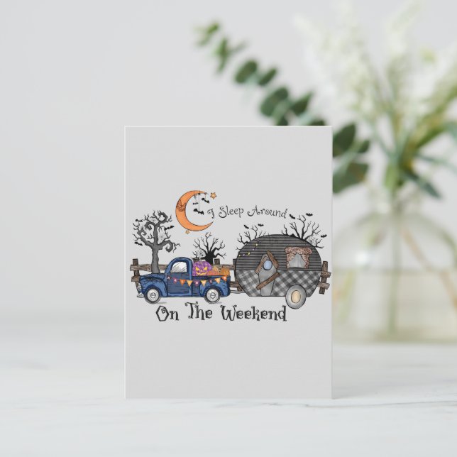 Jag sover runt på Helg - Funny Halloween Vykort (Stående Fram)