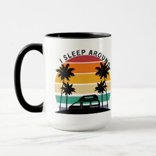 Jag sover runt Van Life Pun Vinatge Sunset-resande Mugg