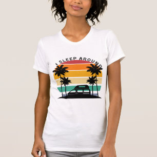 Jag sover runt Van Life Pun Vinatge Sunset-resande T Shirt