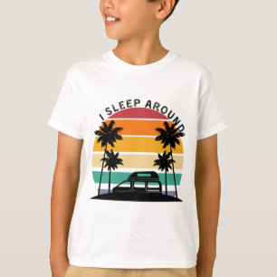 Jag sover runt Van Life Pun Vinatge Sunset-resande T Shirt
