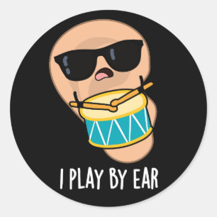 Jag spelar efter Ear Funny Drummer Pun Mörk BG Runt Klistermärke